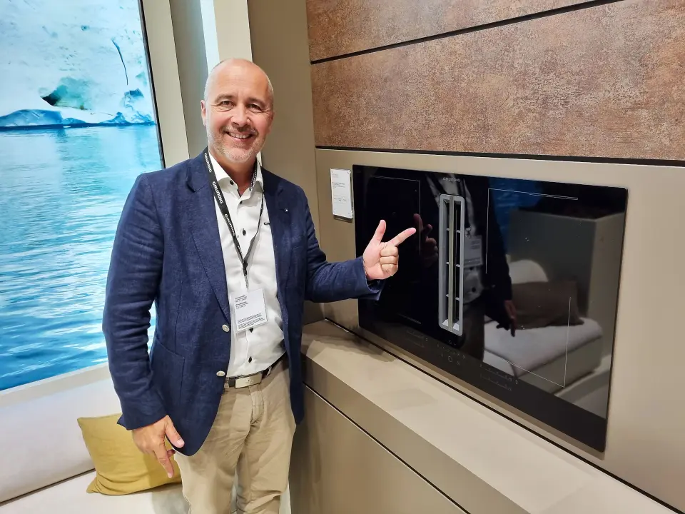 Ståle Braathen viser frem Grundigs platetopp med integrert ventilator. Foto: Jan Røsholm Ståle Braathen viser frem Grundigs platetopp med integrert ventilator. Foto: Jan Røsholm