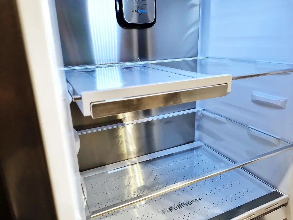 Flaskehyllen i det nye kombiskapet til Grundig foldes sammen når den ikke brukes. Foto: Jan Røsholm Flaskehyllen i det nye kombiskapet til Grundig foldes sammen når den ikke brukes. Foto: Jan Røsholm