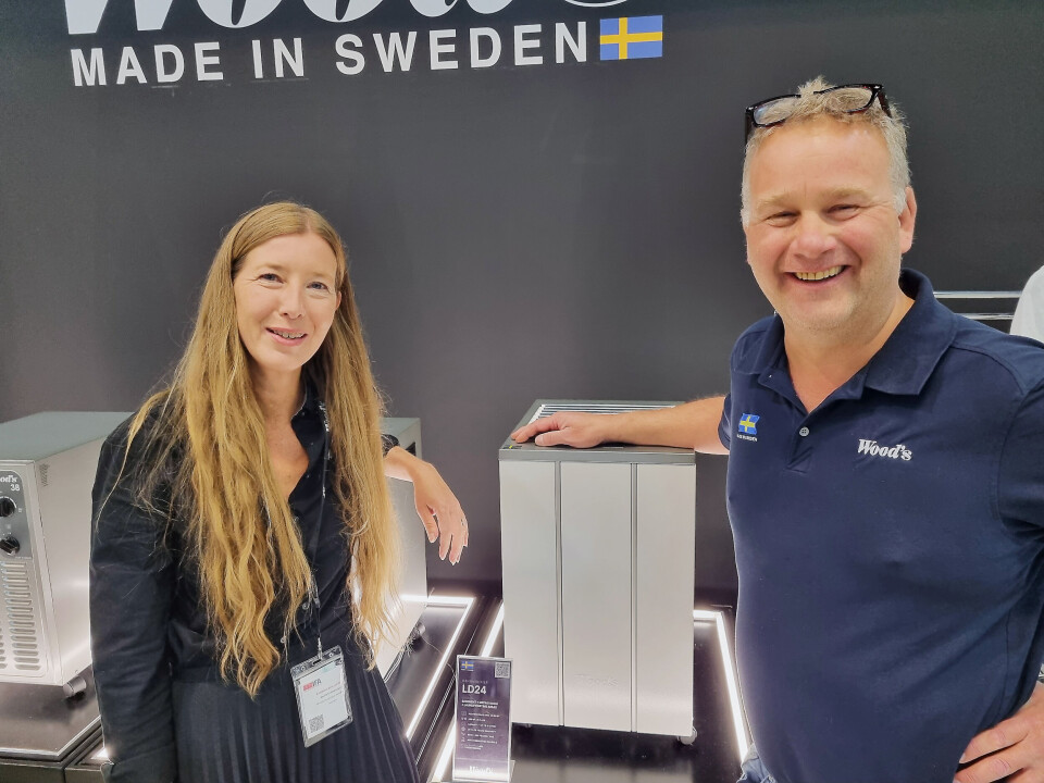 Markedssjef Cecilia Krabbe Erixon og norges-ansvarlig Ørjan Myran foran avfukteren LD40. Foto: Jan Røsholm