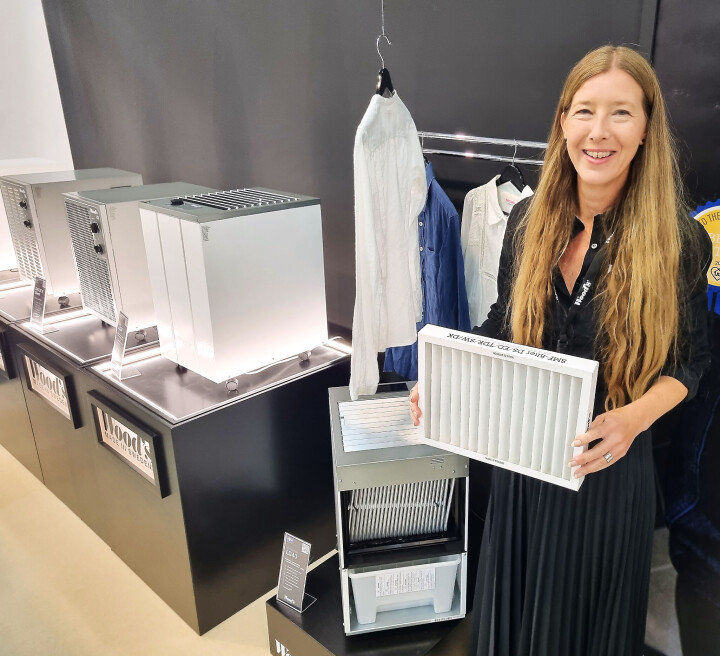 Cecilia Krabbe Erixon viser frem avfukterens filter, som skiftes én gang i året. Foto: Jan Røsholm