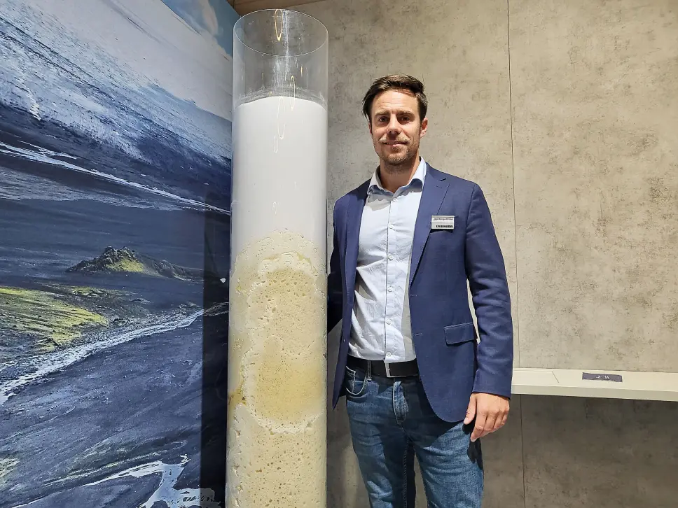 Jacob Østergaard Kofoed, salgsdirektør hos distributøren Witt, foran en søyle med BluRox og vanlig polyutretan-skum. Foto: Marte Ottemo Jacob Østergaard Kofoed, salgsdirektør hos distributøren Witt, foran en søyle med BluRox og vanlig polyutretan-skum. Foto: Marte Ottemo