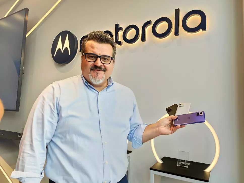 Fabio Capocchi, EMEA-sjef for Motorola Mobility, med de tre nye Ultra 30-modellene. Foto: Stian Sønsteng