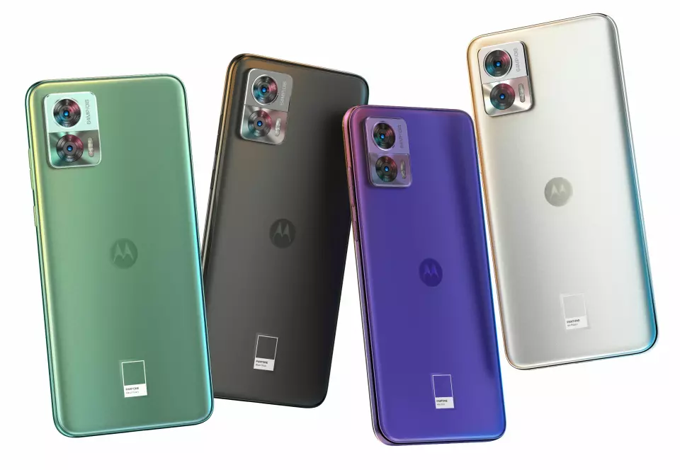 Motorola Edge 30 Ultra har Pantone-logoen med navnet på fargen på baksiden. Foto: Motorola