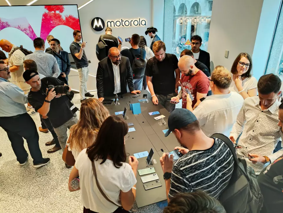 Motorola Mobility lanserte sine tre nye Ultra 30-modeller i Milano, blant annet ved konseptbutikken Spazio Lenovo. Foto: Stian Sønsteng