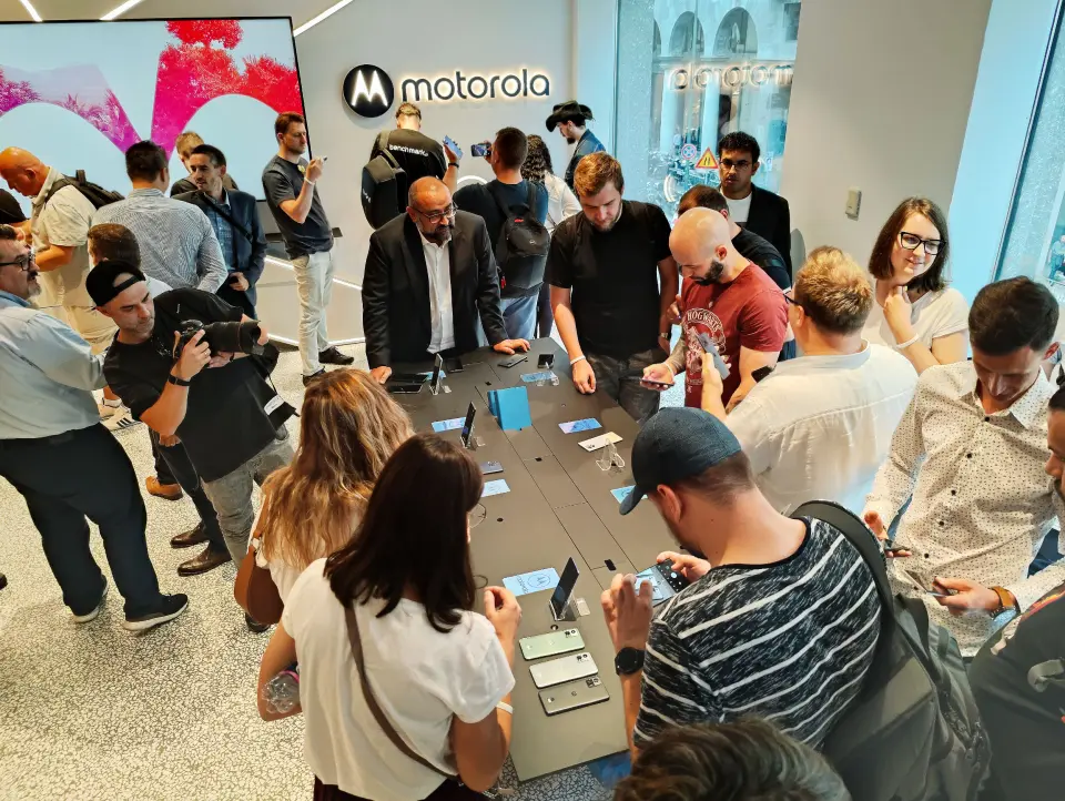 Motorola Mobility lanserte sine tre nye Ultra 30-modeller i Milano, blant annet ved konseptbutikken Spazio Lenovo. Foto: Stian Sønsteng Motorola Mobility lanserte sine tre nye Ultra 30-modeller i Milano, blant annet ved konseptbutikken Spazio Lenovo. Foto: Stian Sønsteng