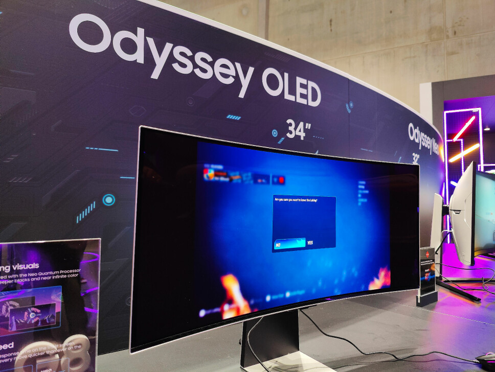 Den buede spillmonitoren Samsung Odyssey OLED G8 på 34 tommer har en responstid er 0,01 millisekunder. Foto: Stian Sønsteng