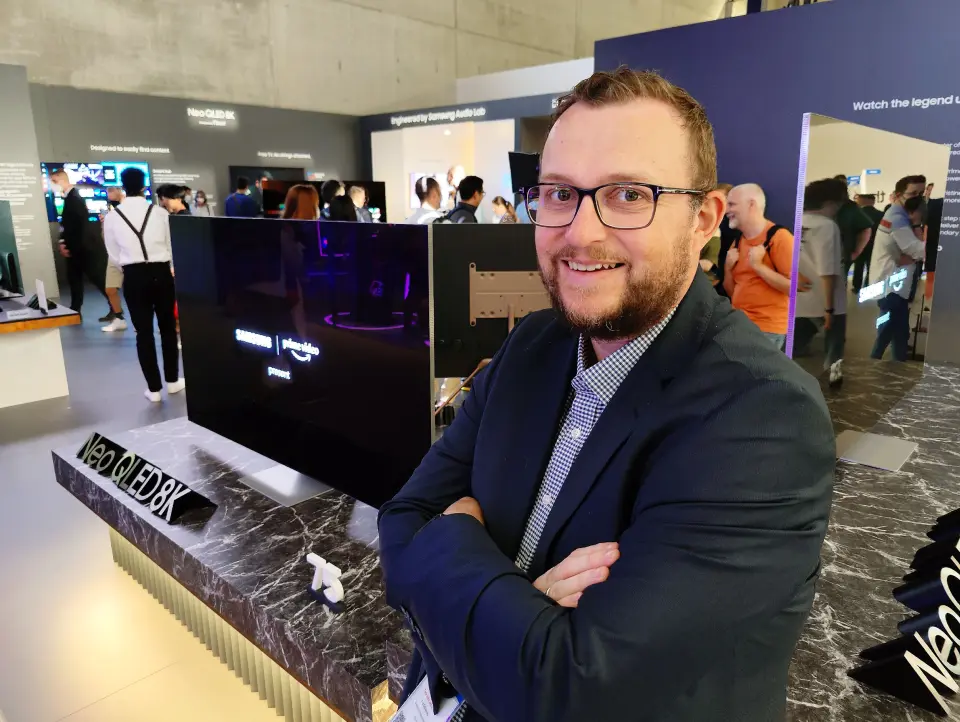 Knut-Eirik Bruvold-Rørnes med Samsungs Neo QLED-modeller, som ikke har fått det nye og matte panelet uten refleksjon. Foto: Stian Sønsteng Knut-Eirik Bruvold-Rørnes med Samsungs Neo QLED-modeller, som ikke har fått det nye og matte panelet uten refleksjon. Foto: Stian Sønsteng