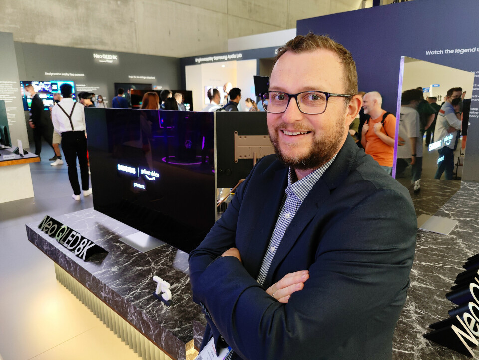 Knut-Eirik Bruvold-Rørnes med Samsungs Neo QLED-modeller, som ikke har fått det nye og matte panelet uten refleksjon. Foto: Stian Sønsteng
