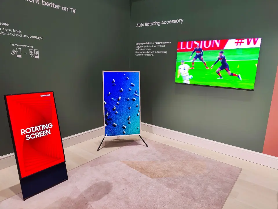 Med et nytt veggfeste og en staffeliløsning kan flere Samsung-TVer roteres. Foto: Stian Sønsteng Med et nytt veggfeste og en staffeliløsning kan flere Samsung-TVer roteres. Foto: Stian Sønsteng