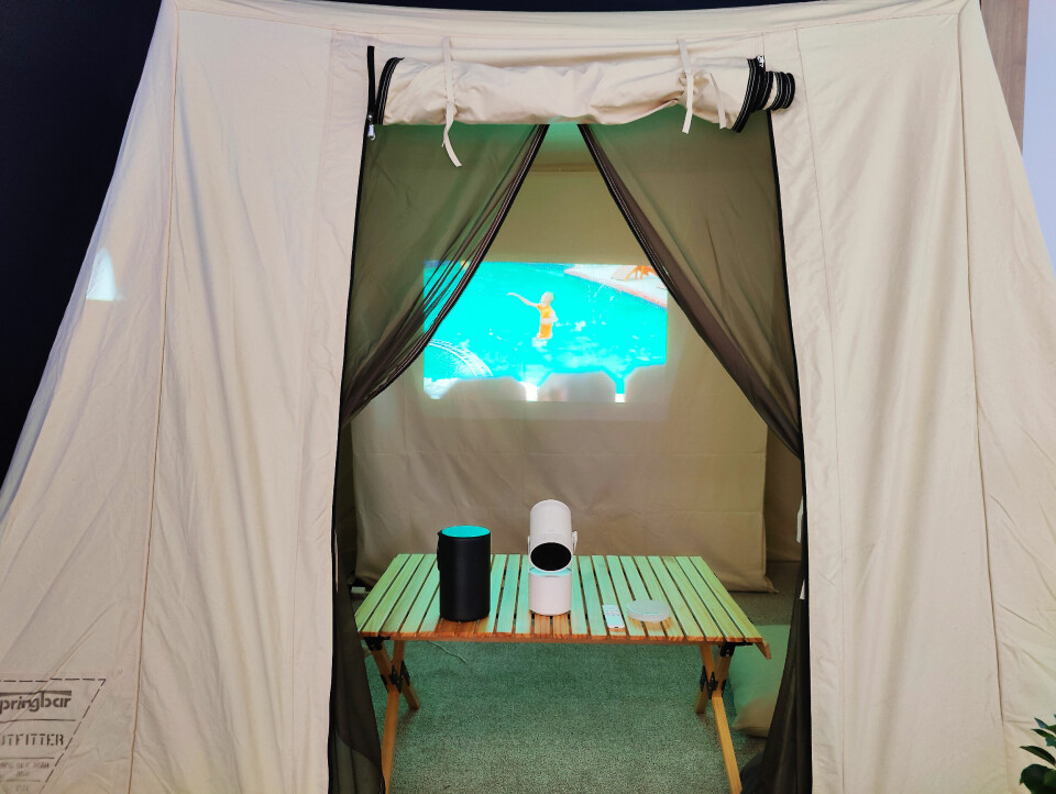 Projektoren Samsung The Freestyle viser på IFA film på teltduken. Foto: Stian Sønsteng
