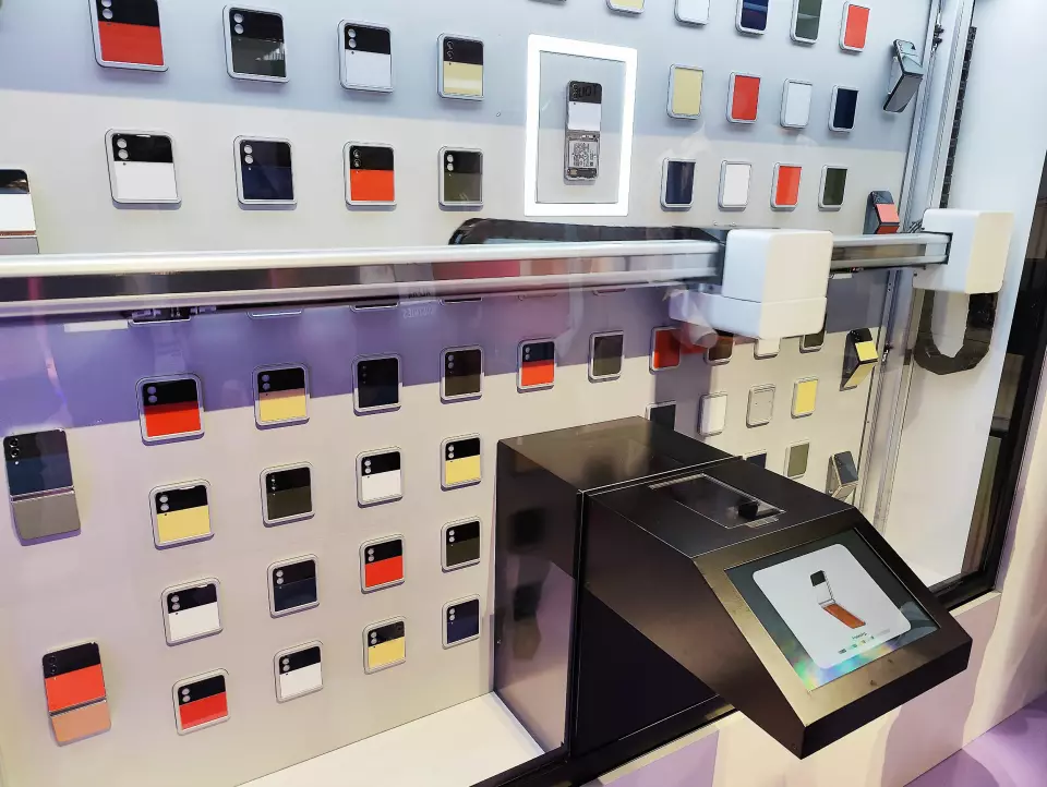 På IFA viser Samsung hvordan kundene i en Bespoke-automat kan velge farge på dekslene når de kjøper mobilen Galaxy Flip4. Foto: Stian Sønsteng