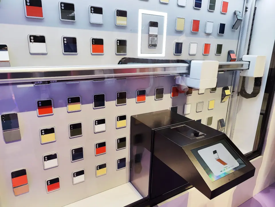 På IFA viser Samsung hvordan kundene i en Bespoke-automat kan velge farge på dekslene når de kjøper mobilen Galaxy Flip4. Foto: Stian Sønsteng På IFA viser Samsung hvordan kundene i en Bespoke-automat kan velge farge på dekslene når de kjøper mobilen Galaxy Flip4. Foto: Stian Sønsteng