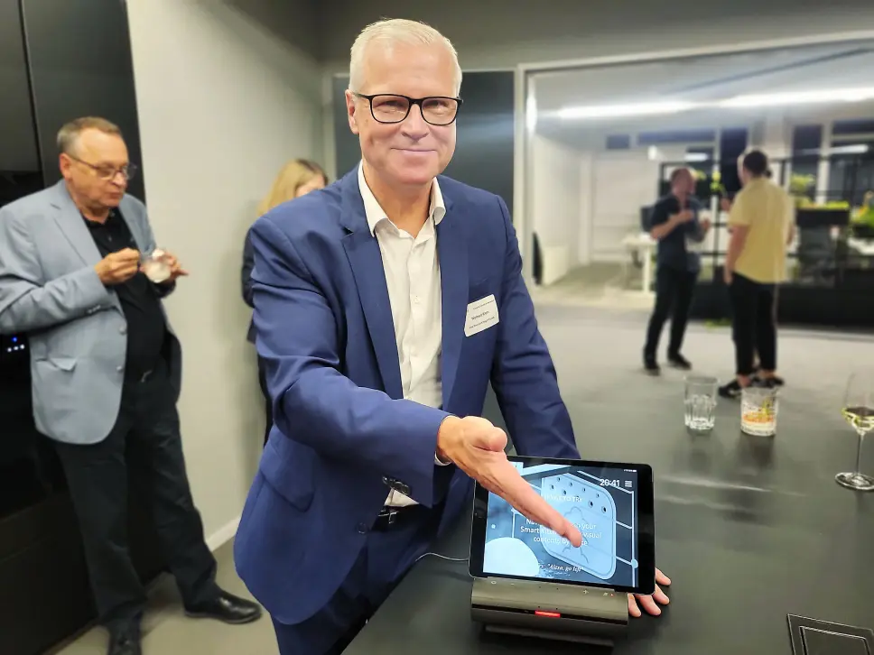 Europa-sjef i BSH, Norbert Klein, demonsterer selskapets nye Smart Dock. Foto: Marte Ottemo Europa-sjef i BSH, Norbert Klein, demonsterer selskapets nye Smart Dock. Foto: Marte Ottemo