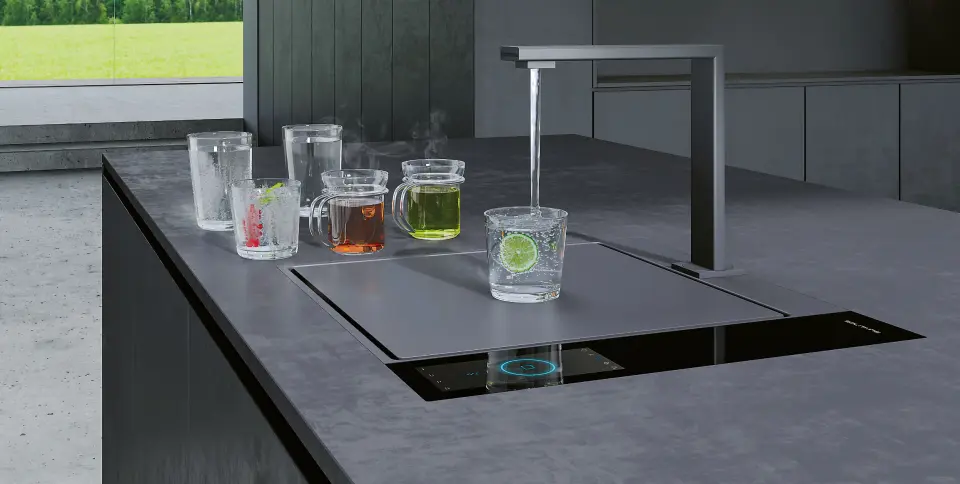 BSHs Waterbase-konsept dekker til vasken med en bevegelig plate når den ikke er i bruk. Foto: BSH BSHs Waterbase-konsept dekker til vasken med en bevegelig plate når den ikke er i bruk. Foto: BSH