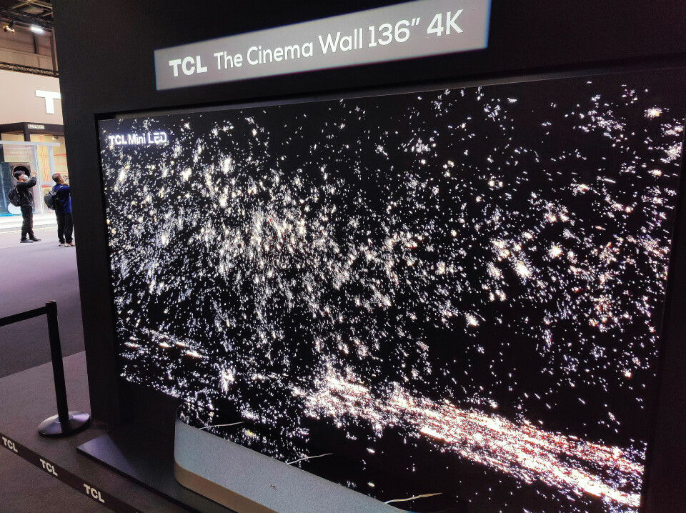 På IFA viser TCL denne Mini-LED-skjermen på 136 tommer. Foto: Stian Sønsteng