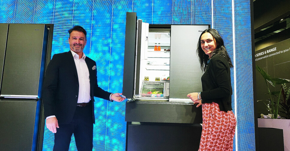 Alessandro Battini, sjef for Haier Nordic og Francesca Benegiamo, produktmarkedssjef, foran selskapets nye kjøleskap på IFA. Foto: Marte Ottemo