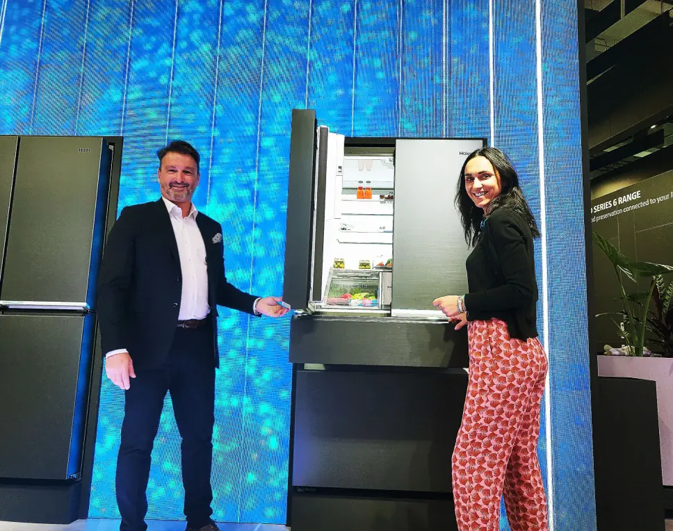 Alessandro Battini, sjef for Haier Nordic og Francesca Benegiamo, produktmarkedssjef, foran selskapets nye kjøleskap på IFA. Foto: Marte Ottemo Alessandro Battini, sjef for Haier Nordic og Francesca Benegiamo, produktmarkedssjef, foran selskapets nye kjøleskap på IFA. Foto: Marte Ottemo