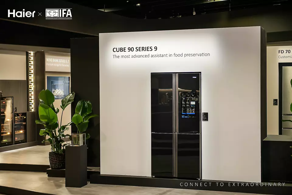 Det nye kjøleskapet Cube 90 Series 9 har fått stor trykkfølsom skjerm, kamera og kunstig intelligens. Foto: Haier