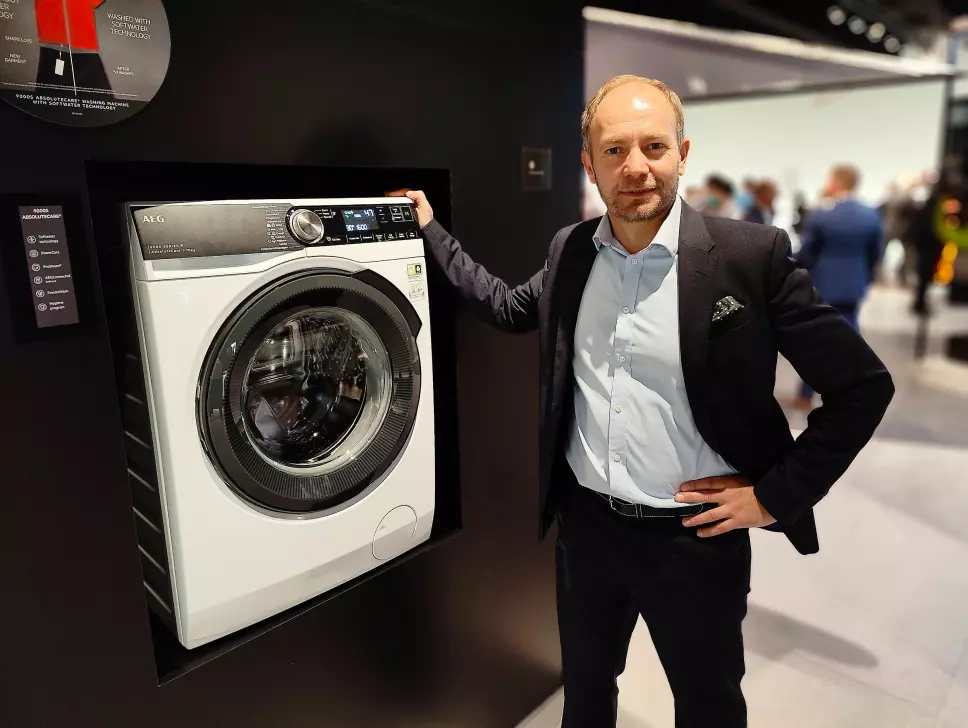 Hans-Erik Standal i Electrolux Norge er godt fornøyde med at enkelte modeller i vårens vaskemaskiner i 9000-serien er 30 prosent bedre enn energimerke A. Foto: Stian Sønsteng