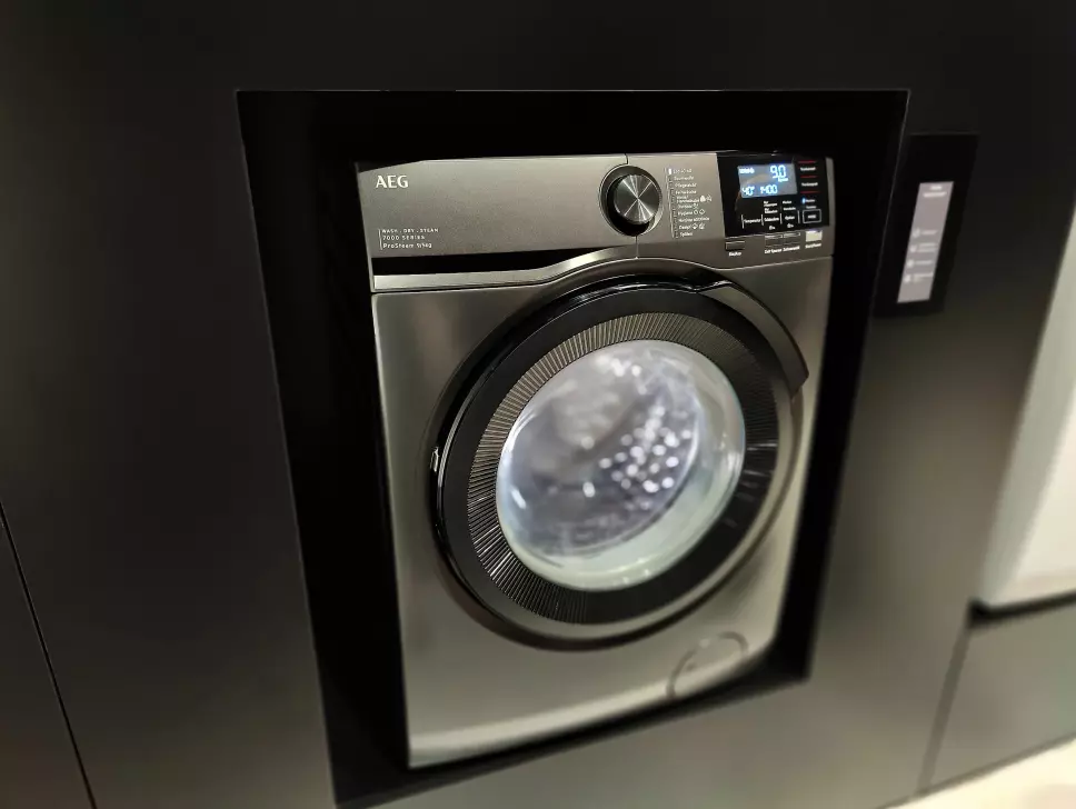 Kombimaskinen for vask og tørk i 7000-serien kommer også i sort, med dampfunksjon og varmepumpeteknologi. Foto: Stian Sønsteng