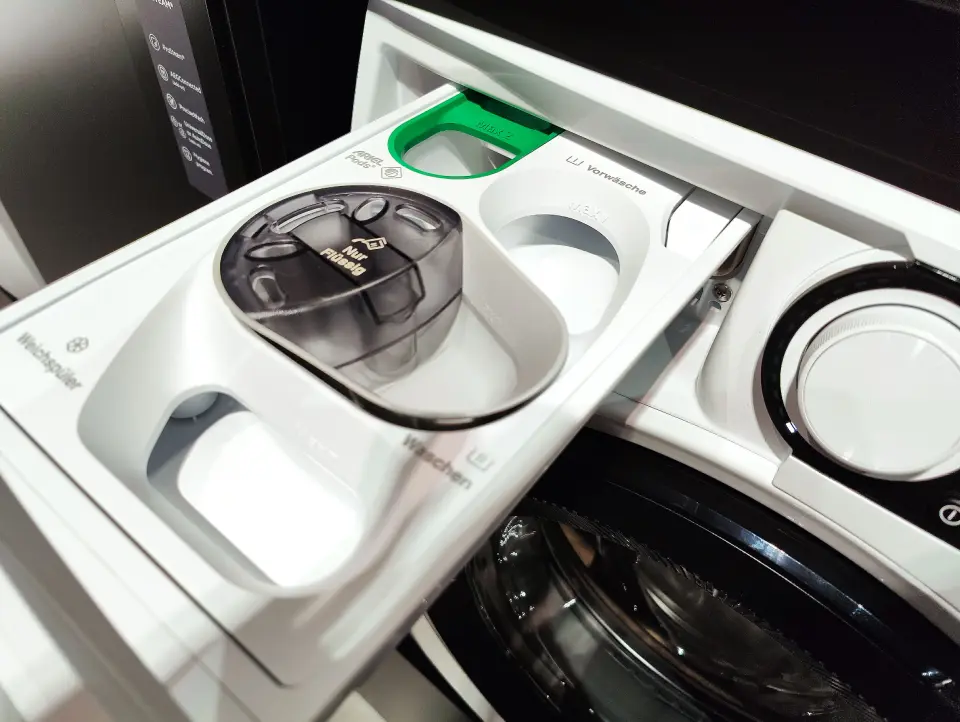 Vaskemaskinene i 7- og 8-serien kommer med det Electrolux kaller universell dosering, med et rom i doseringskammeret tilpasset puter med vaskemiddel. Foto: Stian Sønsteng Vaskemaskinene i 7- og 8-serien kommer med det Electrolux kaller universell dosering, med et rom i doseringskammeret tilpasset puter med vaskemiddel. Foto: Stian Sønsteng