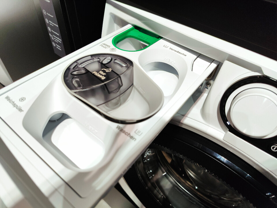 Vaskemaskinene i 7- og 8-serien kommer med det Electrolux kaller universell dosering, med et rom i doseringskammeret tilpasset puter med vaskemiddel. Foto: Stian Sønsteng