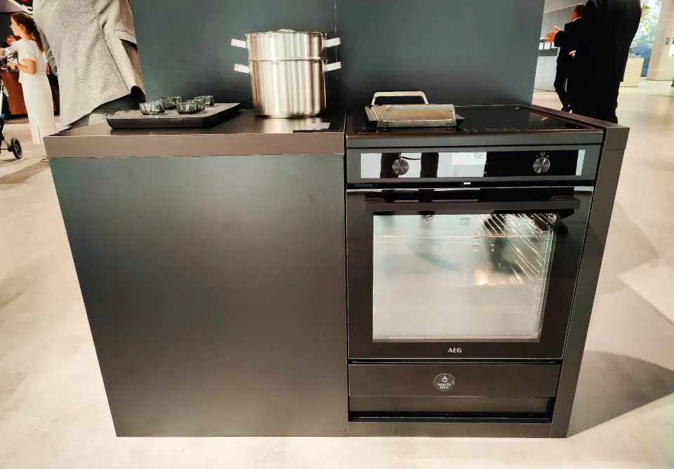 Til våren kommer Electrolux med en frittstående komfyr med induksjontopp, i sort. Foto: Stian Sønsteng Til våren kommer Electrolux med en frittstående komfyr med induksjontopp, i sort. Foto: Stian Sønsteng