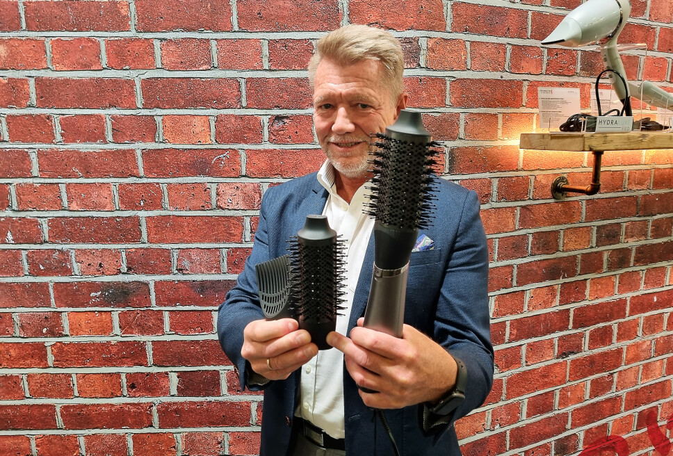 Roger Berg fra Target viser frem de nye hårstylingsproduktene fra Remington. Foto: Jan Røsholm