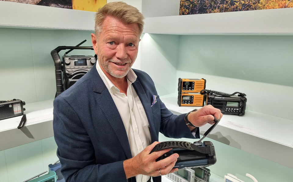 Roger Berg lader opp radioen ved hjelp av sveiva. Foto: Jan Røsholm