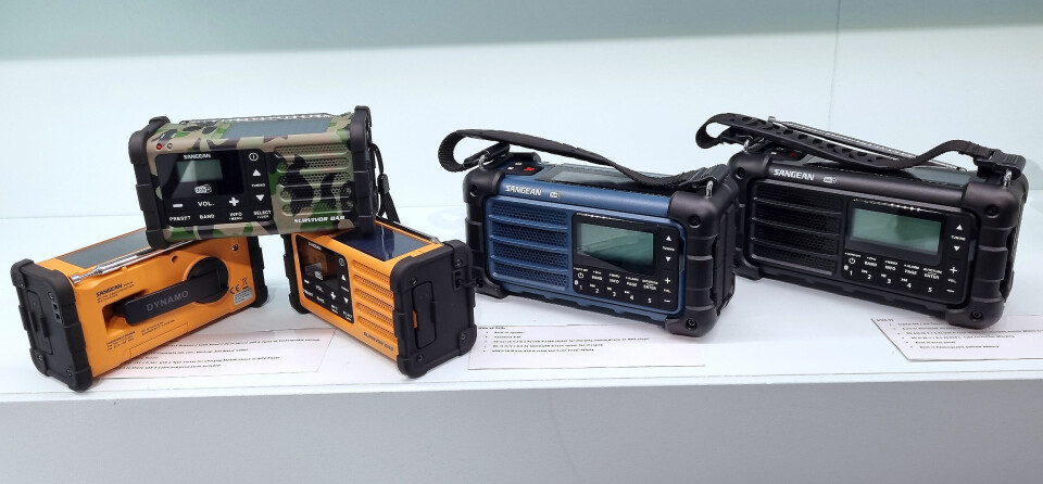Radio med sveiv og solcelle finnes i to størrelser og flere fargekombinasjoner. Foto: Jan Røsholm
