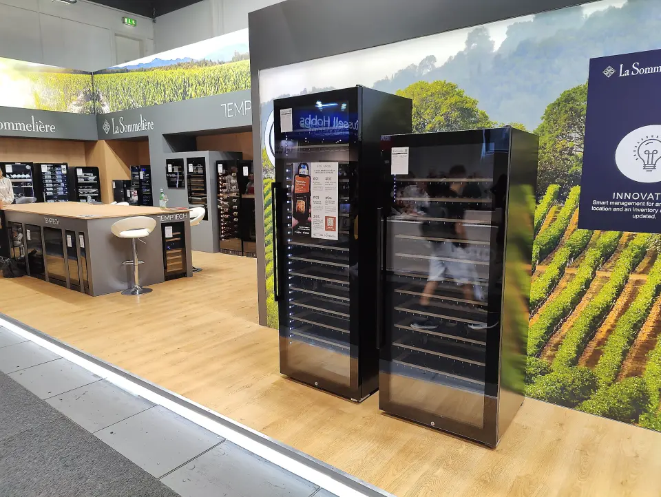 Med det oppkoplede og smarte vinskapet E-Cellar fra La Sommelière ønsker Frio-gruppen å gjøre suksess også i USA. Foto: Stian Sønsteng Med det oppkoplede og smarte vinskapet E-Cellar fra La Sommelière ønsker Frio-gruppen å gjøre suksess også i USA. Foto: Stian Sønsteng
