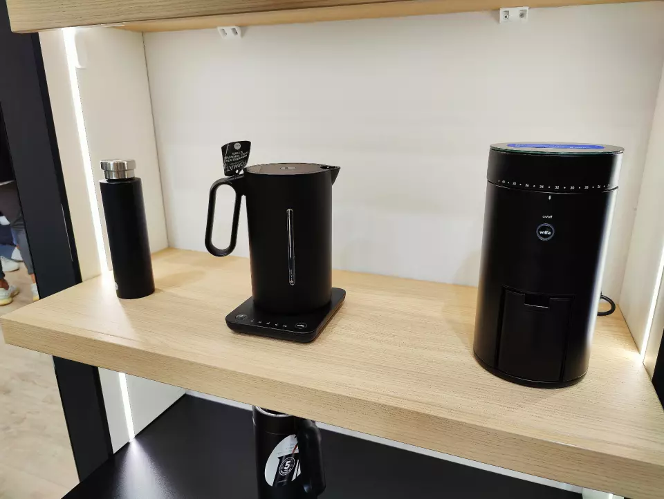 Wilfas termokanne, vannkoker og kaffekvern/-vekt i matt sort. Foto: Stian Sønsteng