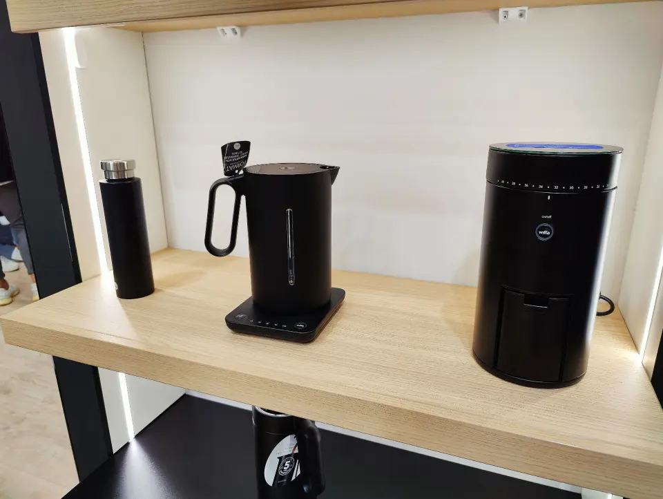 Wilfas termokanne, vannkoker og kaffekvern/-vekt i matt sort. Foto: Stian Sønsteng Wilfas termokanne, vannkoker og kaffekvern/-vekt i matt sort. Foto: Stian Sønsteng