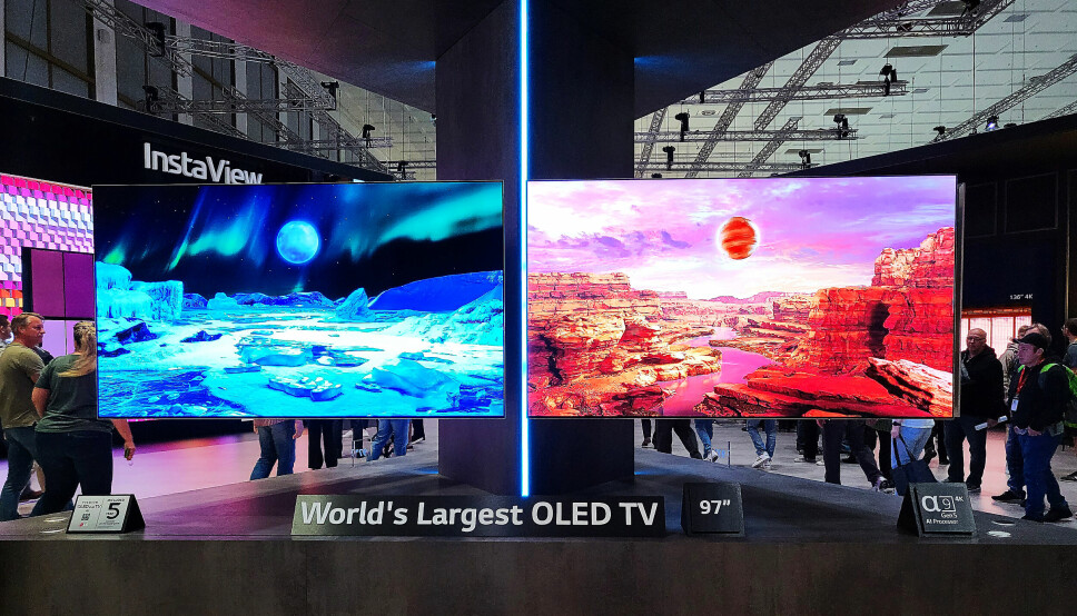 LG viste fram sin 97 tommer store OLED-TV, som de sier er verdens største. Foto: Marte Ottemo