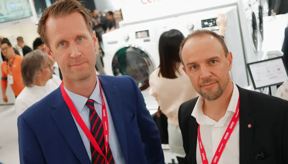 Mats Haglund, produktspesialist i LG Nordic, sier energisnåle produkter blir viktig framover. Her sammen med nordisk marketingsjef for hvitevarer, Daniel Lamborn, på en tidligere IFA-messe. Foto: Stian Sønsteng Mats Haglund, produktspesialist i LG Nordic, sier energisnåle produkter blir viktig framover. Her sammen med nordisk marketingsjef for hvitevarer, Daniel Lamborn, på en tidligere IFA-messe. Foto: Stian Sønsteng