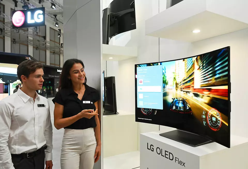 LG OLED Flex ble lansert på messen, og er en ny spillskjerm som kan justeres med 20 ulike bøyingsgrader. Foto: Messe Berlin