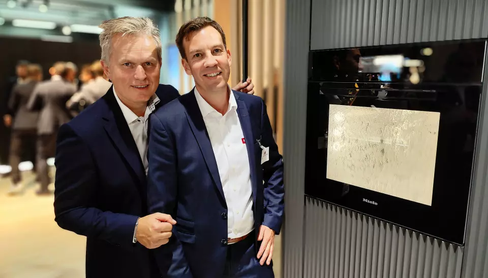 Anders Kjekstad (t .v.) og Tommy Lindquist Christoffersen med den nye kombidampovnen som har HydroClean. Foto: Stian Sønsteng