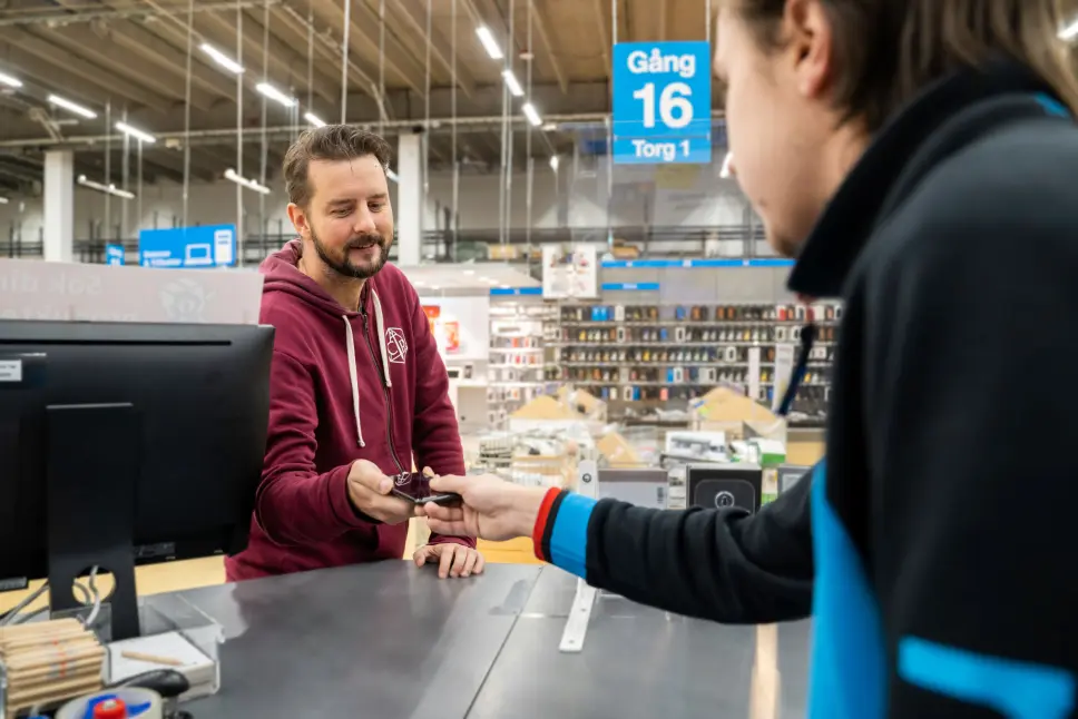 NetOnNet tar imot innbytteproduktene i lagerbutikkene, eller de sender ut en gratis returseddel til kunden. Foto: NetOnNet NetOnNet tar imot innbytteproduktene i lagerbutikkene, eller de sender ut en gratis returseddel til kunden. Foto: NetOnNet