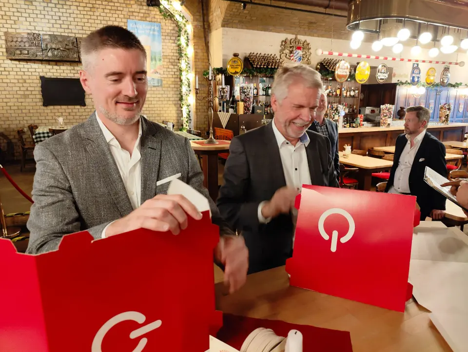 Redaksjonssjef Audun Hage (t. v.) i Lyd og bilde hjelper styreleder Pål Haugen i Elektronikkbransjen med å sette sammen bransjens logoklosser. Foto: Stian Sønsteng Redaksjonssjef Audun Hage (t. v.) i Lyd og bilde hjelper styreleder Pål Haugen i Elektronikkbransjen med å sette sammen bransjens logoklosser. Foto: Stian Sønsteng