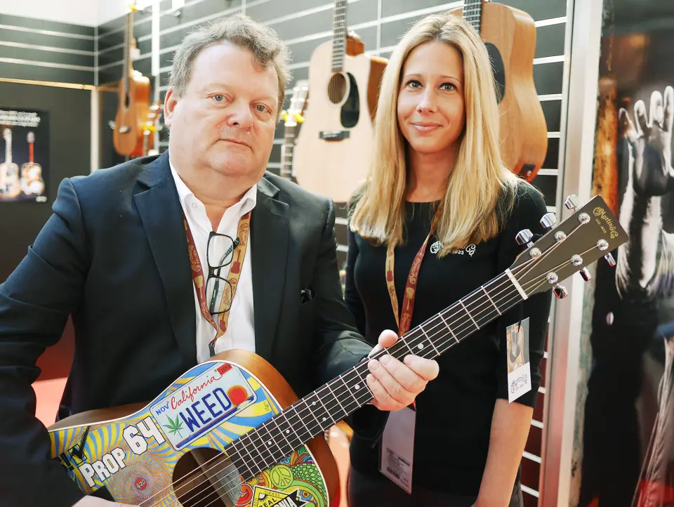 Erik Østby i EM Nordic AS er styreleder i Norsk musikkbransjeråd. Her sammen med salgssjef Theresa L. Hoffman i C. F. Martin & Co under Musikmesse 2017 i Frankfurt. Foto: Stian Sønsteng Erik Østby i EM Nordic AS er styreleder i Norsk musikkbransjeråd. Her sammen med salgssjef Theresa L. Hoffman i C. F. Martin & Co under Musikmesse 2017 i Frankfurt. Foto: Stian Sønsteng
