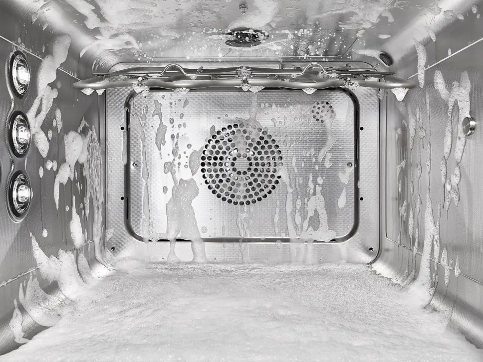 HydroClean vasker ovnsrommet med såpe og vann, på 75 grader. Foto: Miele HydroClean vasker ovnsrommet med såpe og vann, på 75 grader. Foto: Miele
