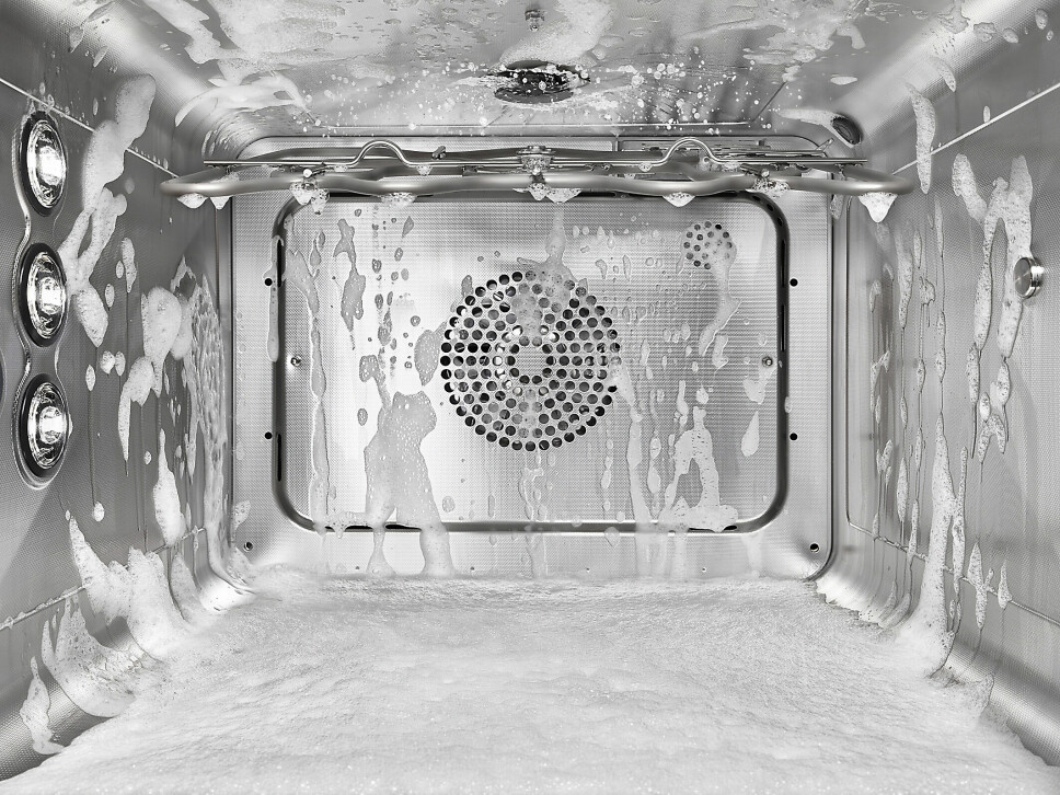 HydroClean vasker ovnsrommet med såpe og vann, på 75 grader. Foto: Miele
