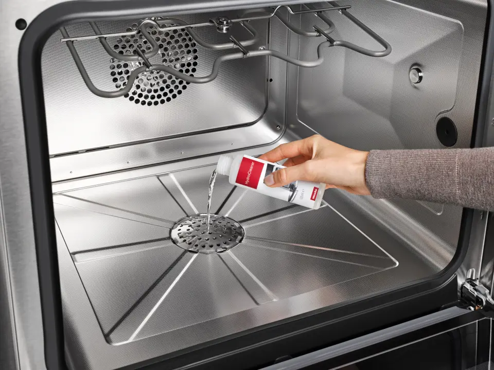 På kombidampovnene med HydroClean tilføres vaskemiddel i ovnsrommet. Foto: Miele På kombidampovnene med HydroClean tilføres vaskemiddel i ovnsrommet. Foto: Miele