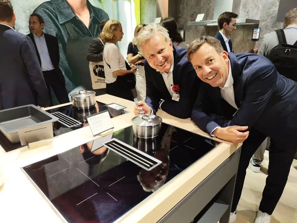 Anders Kjekstad (t. v.) og Tommy Lindquist Christoffersen med en av de nye platetop-pene med integrert ventilasjon, Miele KMDA 7473 FR-U Silence, som har fått sterkere motor, lavere lydnivå og enklere installasjon. Foto: Stian Sønsteng Anders Kjekstad (t. v.) og Tommy Lindquist Christoffersen med en av de nye platetop-pene med integrert ventilasjon, Miele KMDA 7473 FR-U Silence, som har fått sterkere motor, lavere lydnivå og enklere installasjon. Foto: Stian Sønsteng