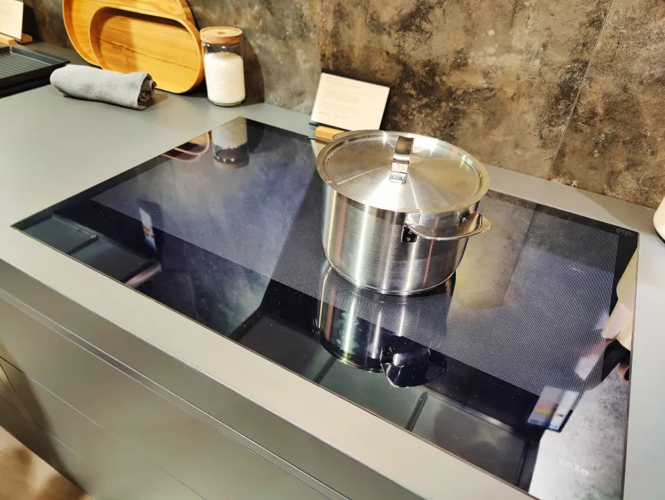 De nye og sonefrie platetoppene til Miele har det de kaller Diamond Finish, som skal redusere sjansen for riper med 95 prosent. Foto: Stian Sønsteng De nye og sonefrie platetoppene til Miele har det de kaller Diamond Finish, som skal redusere sjansen for riper med 95 prosent. Foto: Stian Sønsteng