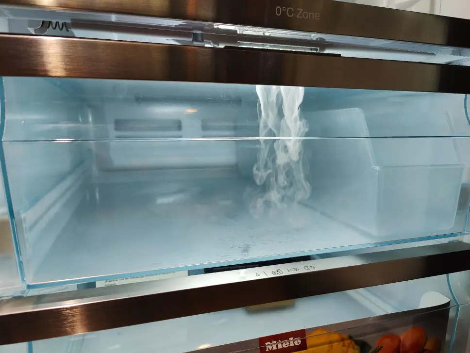 På sine kjøle- og kombiskap fra Reference-serien og opp tilfører Miele fuktighet i skuf-fene med en dampsky. Foto: Stian Sønsteng På sine kjøle- og kombiskap fra Reference-serien og opp tilfører Miele fuktighet i skuf-fene med en dampsky. Foto: Stian Sønsteng