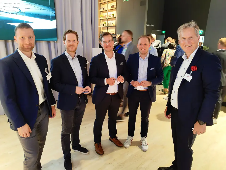 Stian Gjestang (f. v.), Lars Jødahl, Mikko Nevalainen og Joonas Uusimaa fra Power tas vel imot på IFA av Anders Kjekstad i Miele. Foto: Stian Sønsteng Stian Gjestang (f. v.), Lars Jødahl, Mikko Nevalainen og Joonas Uusimaa fra Power tas vel imot på IFA av Anders Kjekstad i Miele. Foto: Stian Sønsteng