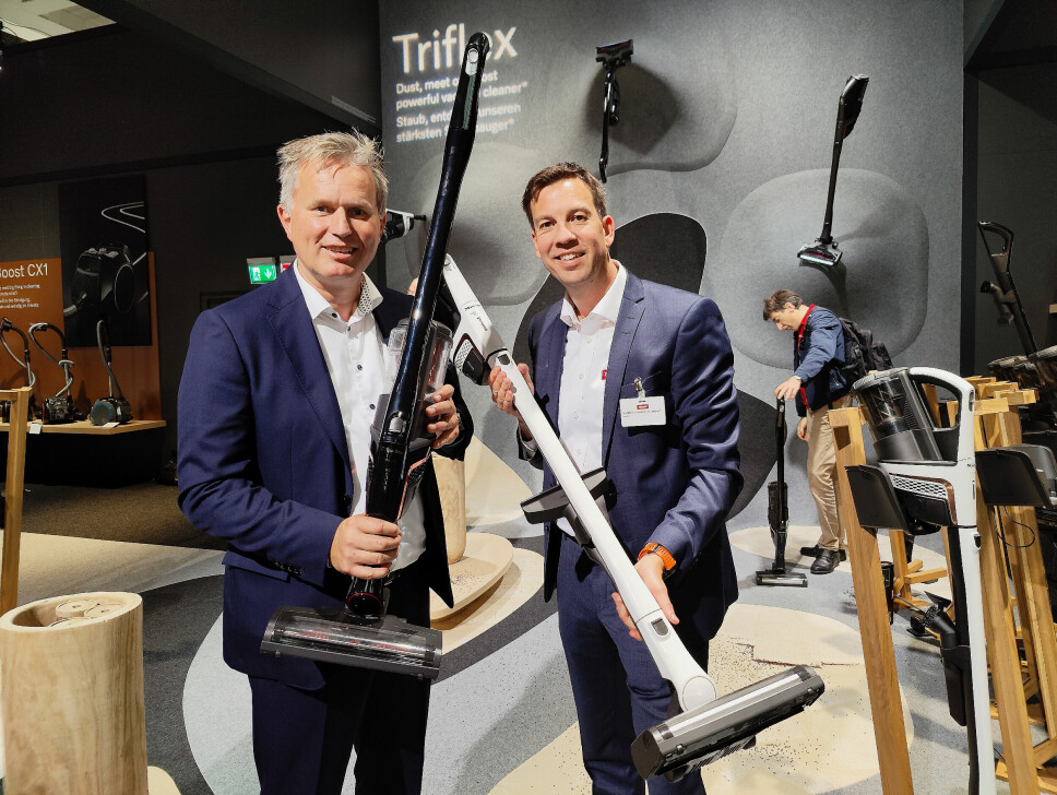 Anders Kjekstad (t. v.) og Tommy Lindquist Christoffersen med Mieles nye stavsuger Triflex HX2, utviklet og produsert i Tyskland. Foto: Stian Sønsteng