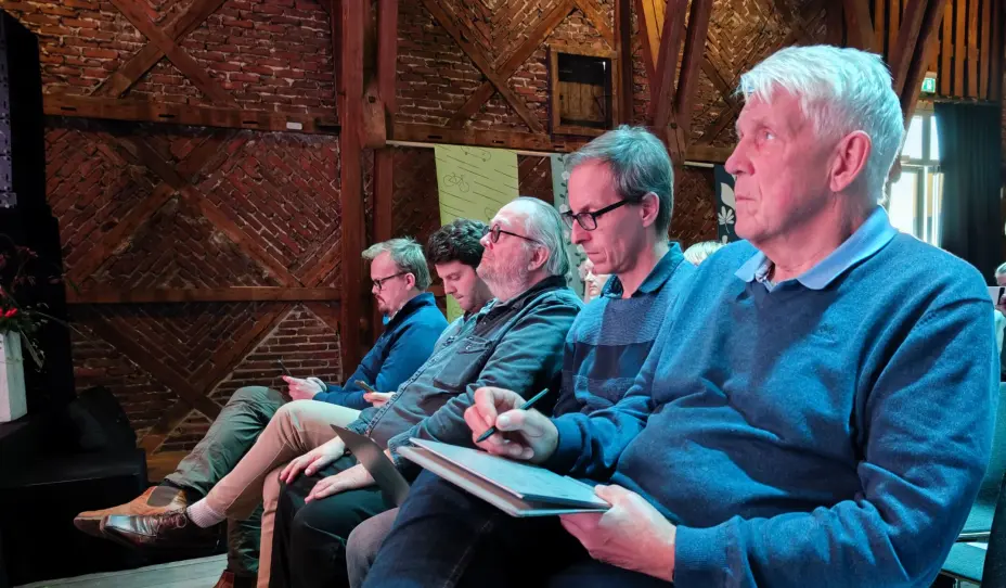 Journalist Odd Richard Valmot (nærmest) i Teknisk ukeblad fikk svar på hvorfor ikke Pixel kommer til Norge før nå. Foto: Stian Sønsteng Journalist Odd Richard Valmot (nærmest) i Teknisk ukeblad fikk svar på hvorfor ikke Pixel kommer til Norge før nå. Foto: Stian Sønsteng