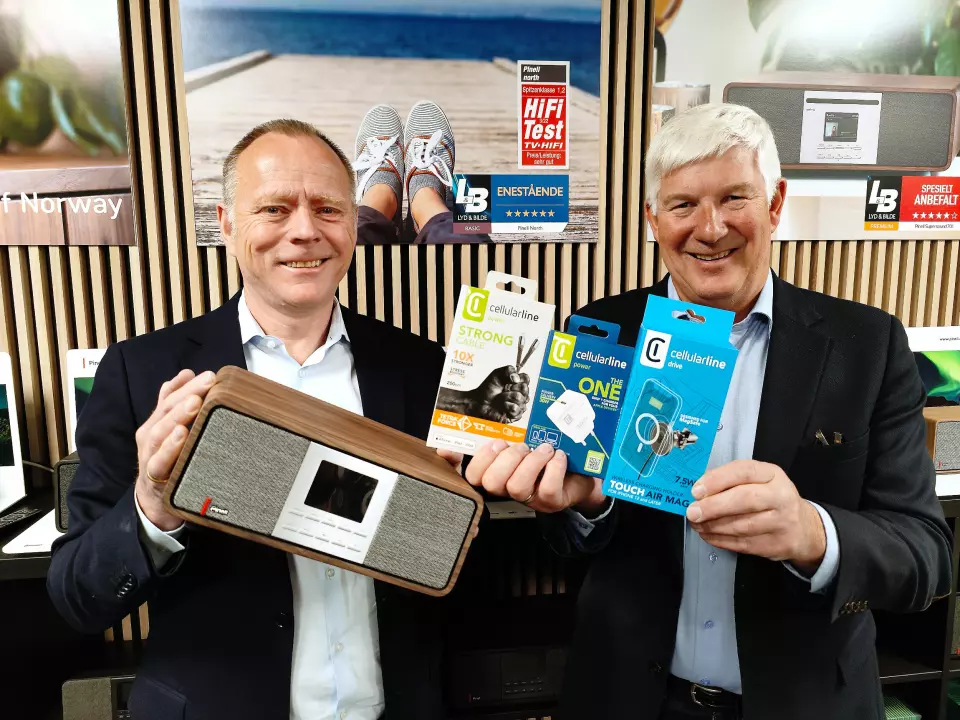Tom Vedvik (t. v.) med Pinell Supersound 501 og Ole Morten Skymoen med mobiltilbehør fra Cellularline. Foto: Stian Sønsteng